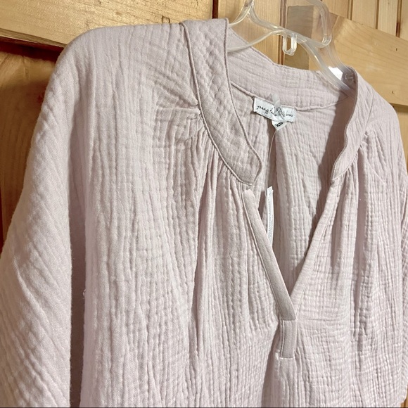 Young, Fabulous & Broke Short Sleeve Top, V-neck gauze flowy blouse, Medium - Picture 3 of 9